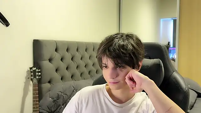 Snapshot of SasukeUhchiaa chatting on 12.28.24 SasukeUhchiaa online show from 12.28.24