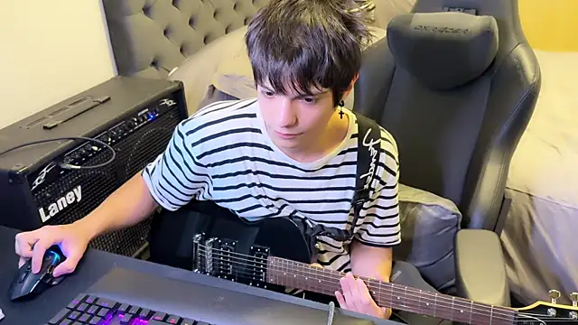 Snapshot of SasukeUhchiaa chatting on 03.08.25 SasukeUhchiaa online show from 03.08.25