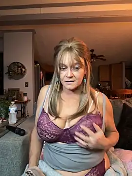 Snapshot of cowgirlc chatting on 11.02.25 cowgirlc online show from 11.02.25