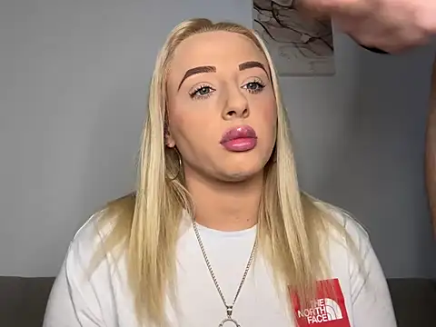 Snapshot of Strongqueen chatting on 01.03.25 Strongqueen online show from 01.03.25