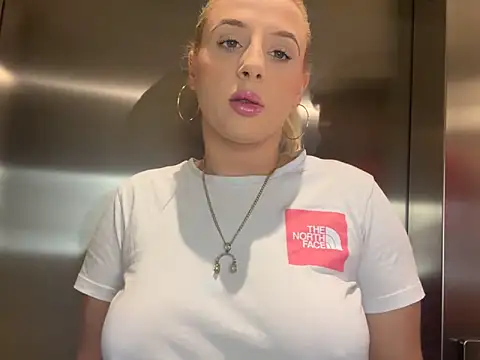 Snapshot of Strongqueen chatting on 01.08.25 Strongqueen online show from 01.08.25