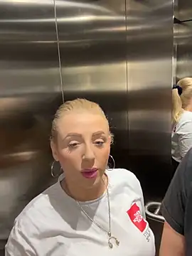 Snapshot of Strongqueen chatting on 01.09.25 Strongqueen online show from 01.09.25