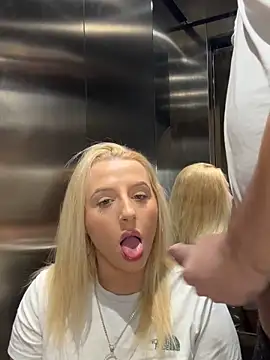 Snapshot of Strongqueen chatting on 01.12.25 Strongqueen online show from 01.12.25