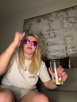 Snapshot of Strongqueen chatting on 01.15.25 Strongqueen online show from 01.15.25