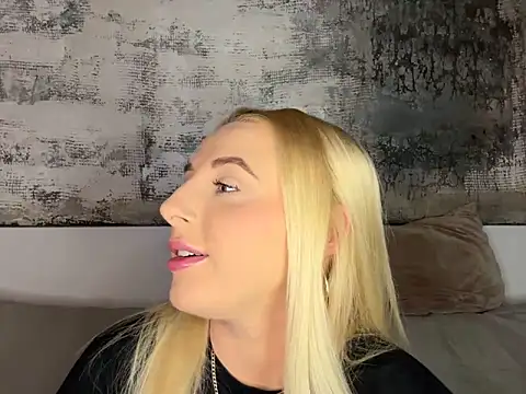 Snapshot of Strongqueen chatting on 01.20.25 Strongqueen online show from 01.20.25