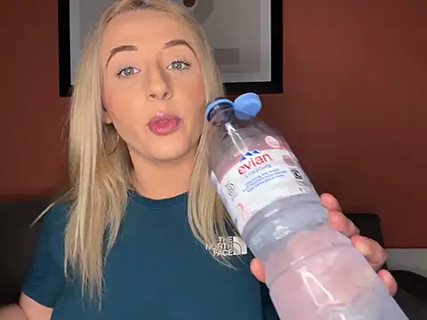 Snapshot of Strongqueen chatting on 03.08.25 Strongqueen online show from 03.08.25