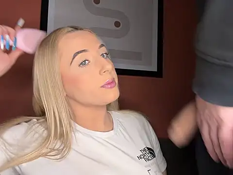 Snapshot of Strongqueen chatting on 03.15.25 Strongqueen online show from 03.15.25