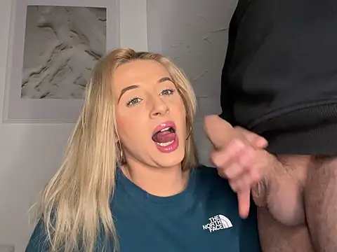 Snapshot of Strongqueen chatting on 03.21.25 Strongqueen online show from 03.21.25