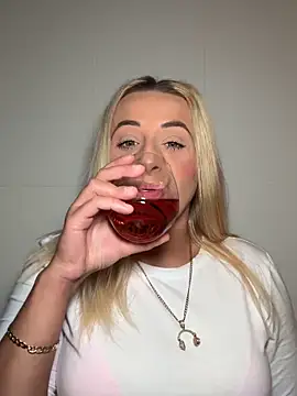 Snapshot of Strongqueen chatting on 09.12.25 Strongqueen online show from 09.12.25