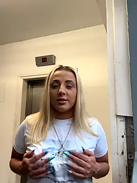 Snapshot of Strongqueen chatting on 09.20.25 Strongqueen online show from 09.20.25