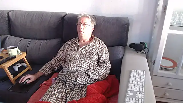 Snapshot of Nudelschwanz chatting on 02.05.25 Nudelschwanz online show from 02.05.25