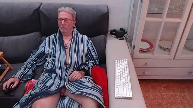 Snapshot of Nudelschwanz chatting on 02.15.25 Nudelschwanz online show from 02.15.25