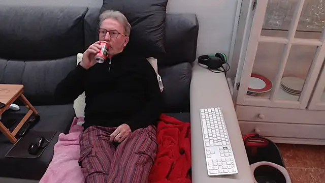 Snapshot of Nudelschwanz chatting on 02.22.25 Nudelschwanz online show from 02.22.25