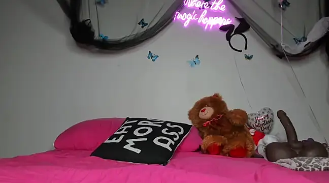 Snapshot of ThickAssRena chatting on 02.17.25 ThickAssRena online show from 02.17.25