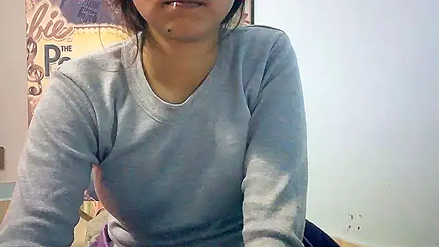 Snapshot of lovelydesi21 chatting on 01.10.25 lovelydesi21 online show from 01.10.25