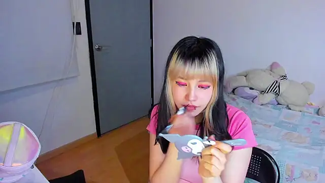 Snapshot of Akane-Mou chatting on 12.17.24 Akane-Mou online show from 12.17.24