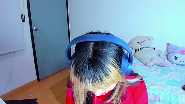 Snapshot of Akane-Mou chatting on 12.24.24 Akane-Mou online show from 12.24.24