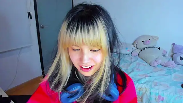 Snapshot of Akane-Mou chatting on 12.24.24 Akane-Mou online show from 12.24.24