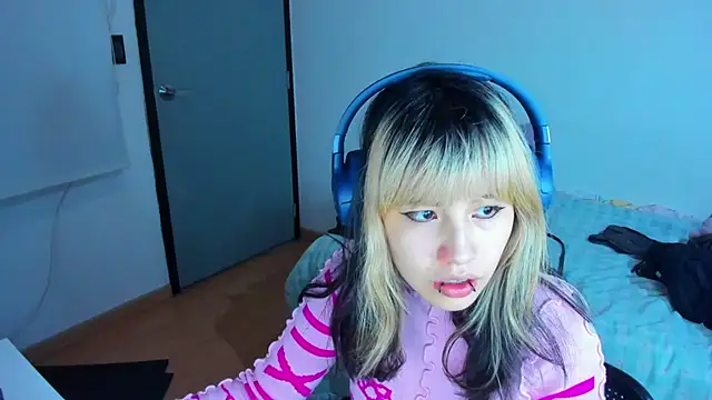 Snapshot of Akane-Mou chatting on 12.27.24 Akane-Mou online show from 12.27.24