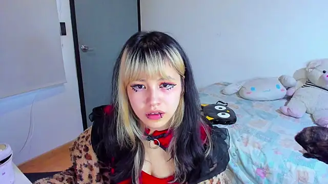 Snapshot of Akane-Mou chatting on 12.29.24 Akane-Mou online show from 12.29.24