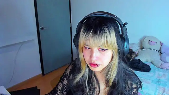 Snapshot of Akane-Mou chatting on 01.14.25 Akane-Mou online show from 01.14.25