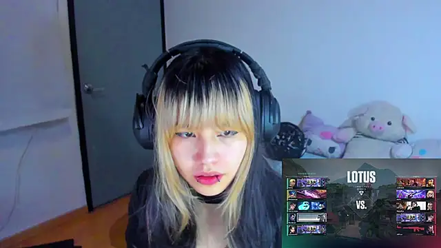 Snapshot of Akane-Mou chatting on 01.20.25 Akane-Mou online show from 01.20.25