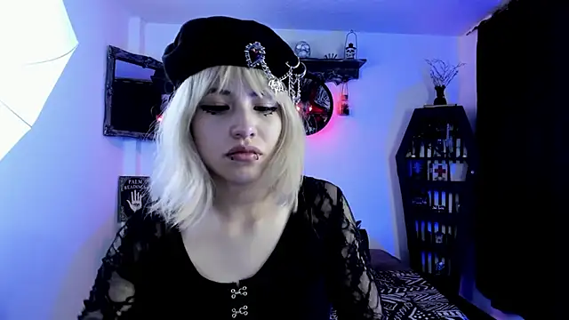 Snapshot of Akane-Mou chatting on 10.15.25 Akane-Mou online show from 10.15.25