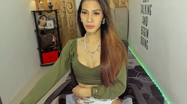 Snapshot of Trixie_Mattel21 chatting on 12.09.24 Trixie Mattel21 online show from 12.09.24