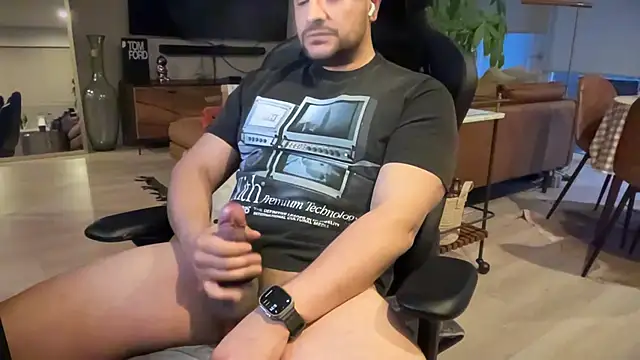 Snapshot of HungandThickLatin chatting on 02.14.25 HungandThickLatin online show from 02.14.25