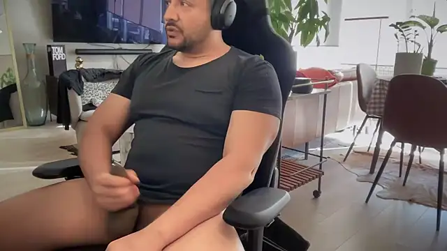 Snapshot of HungandThickLatin chatting on 03.20.25 HungandThickLatin online show from 03.20.25