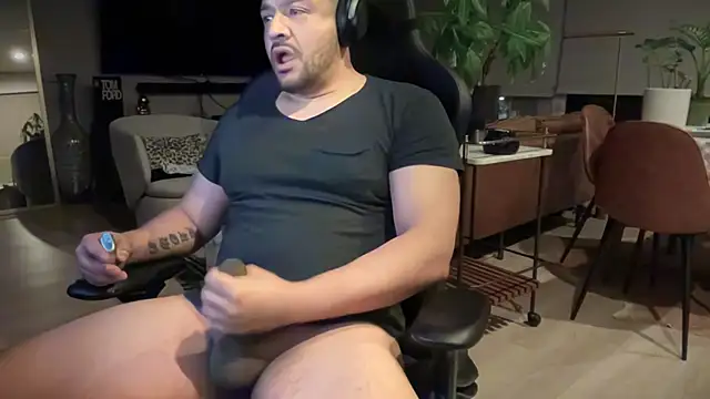 Snapshot of HungandThickLatin chatting on 03.21.25 HungandThickLatin online show from 03.21.25