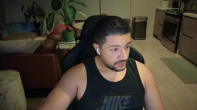 Snapshot of HungandThickLatin chatting on 09.18.25 HungandThickLatin online show from 09.18.25