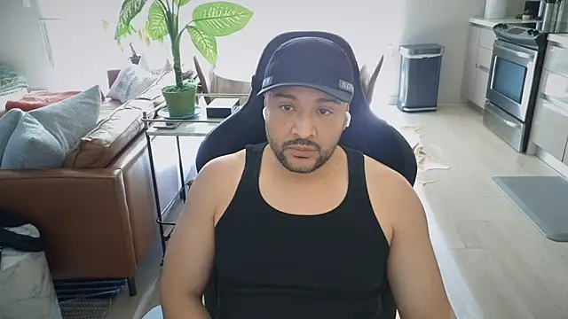 Snapshot of HungandThickLatin chatting on 11.25.25 HungandThickLatin online show from 11.25.25