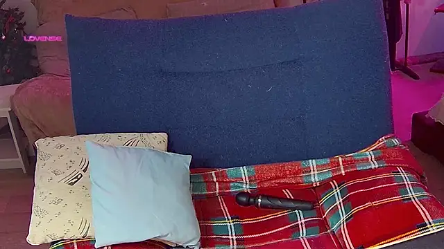 Snapshot of cutenessa chatting on 01.05.25 cutenessa online show from 01.05.25