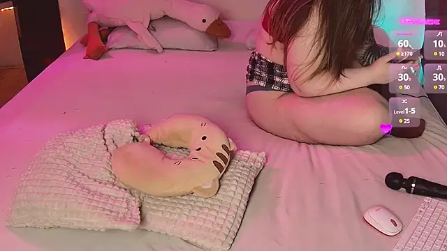 Snapshot of cutenessa chatting on 02.14.25 cutenessa online show from 02.14.25