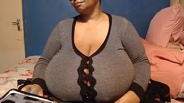 Snapshot of CUTEFIRMMELONSS chatting on 10.01.25 CUTEFIRMMELONSS online show from 10.01.25