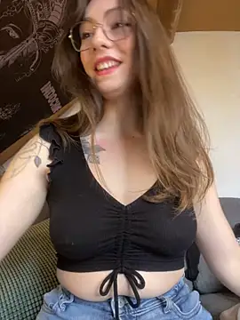 Snapshot of TalullaX chatting on 03.10.25 TalullaX online show from 03.10.25