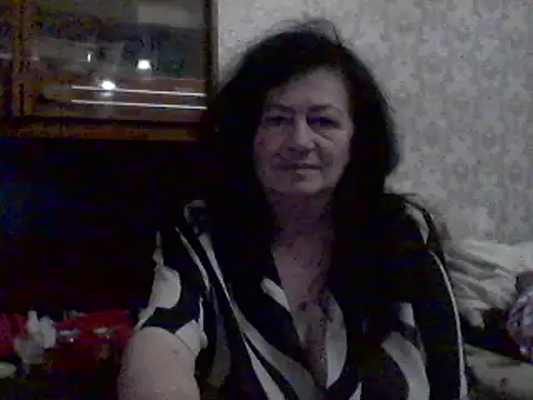 Snapshot of GypsiQueen2 chatting on 03.11.25 GypsiQueen2 online show from 03.11.25
