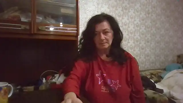 Snapshot of GypsiQueen2 chatting on 10.08.25 GypsiQueen2 online show from 10.08.25