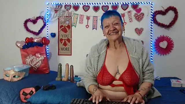 Snapshot of loquitaqueen011 chatting on 02.15.25 loquitaqueen011 online show from 02.15.25