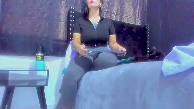 Snapshot of amareto_queen chatting on 10.19.25 amareto queen online show from 10.19.25