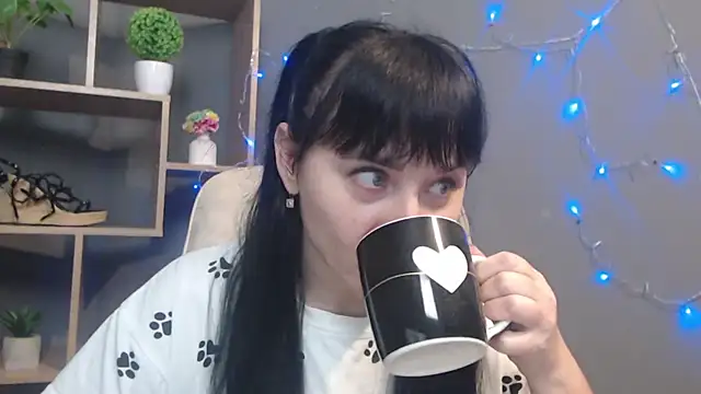 Snapshot of NinaFlawlees chatting on 11.21.25 NinaFlawlees online show from 11.21.25