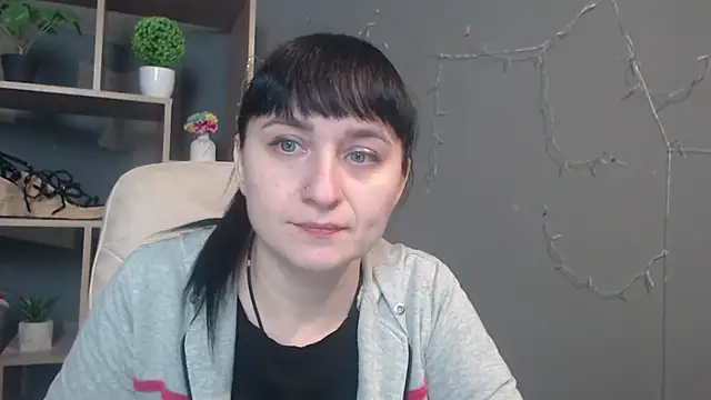 Snapshot of NinaFlawlees chatting on 12.01.25 NinaFlawlees online show from 12.01.25