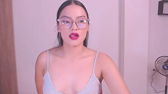 Snapshot of 1eve_rox chatting on 11.19.25 1eve rox online show from 11.19.25