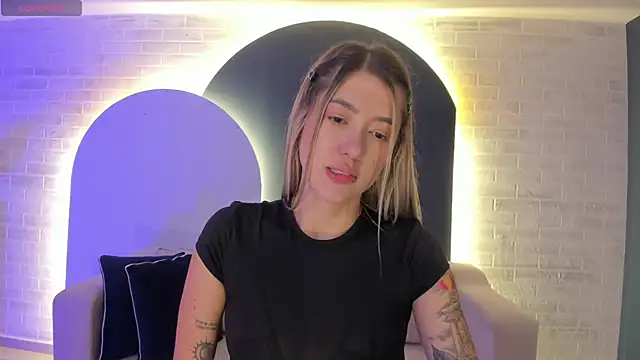 Snapshot of EveBensonX chatting on 01.30.25 EveBensonX online show from 01.30.25