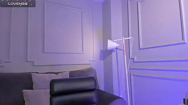 Snapshot of EveBensonX chatting on 02.04.25 EveBensonX online show from 02.04.25