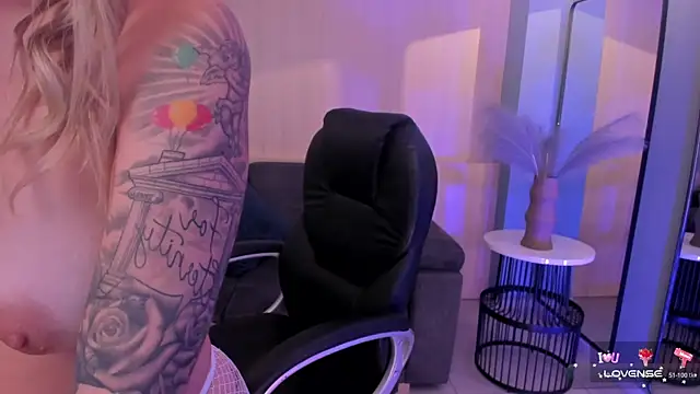 Snapshot of EveBensonX chatting on 02.04.25 EveBensonX online show from 02.04.25