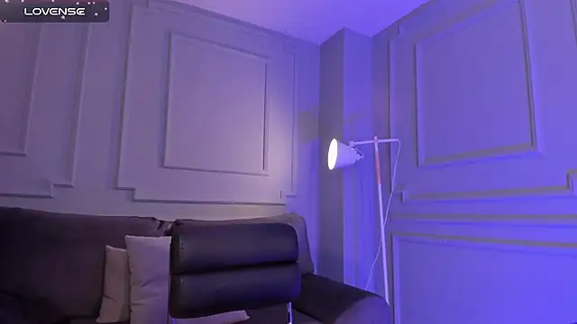 Snapshot of EveBensonX chatting on 02.05.25 EveBensonX online show from 02.05.25