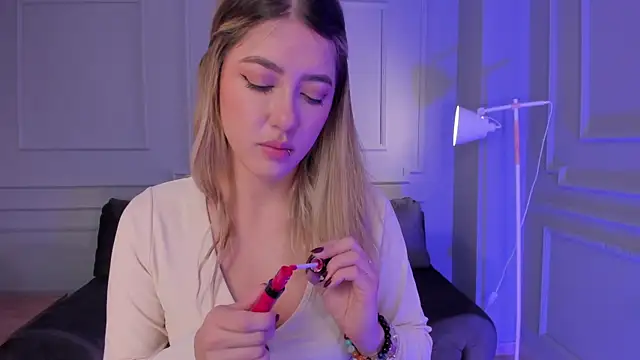 Snapshot of EveBensonX chatting on 02.06.25 EveBensonX online show from 02.06.25