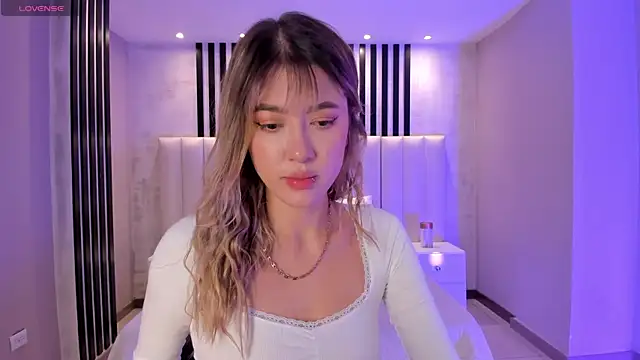 Snapshot of EveBensonX chatting on 02.15.25 EveBensonX online show from 02.15.25